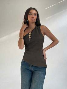Blusa de moda sin mangas para mujer con cuello oblicuo y fruncido lateral para el trabajo - Marrón - Ver 6