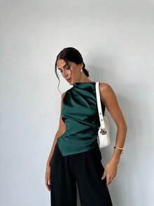 Blusa de satén elegante y minimalista para oficina con cuello plisado, sin mangas, bajo puntiagudo, color verde oscuro - Top de verano de satén verde - Verde Oscuro - Ver 1