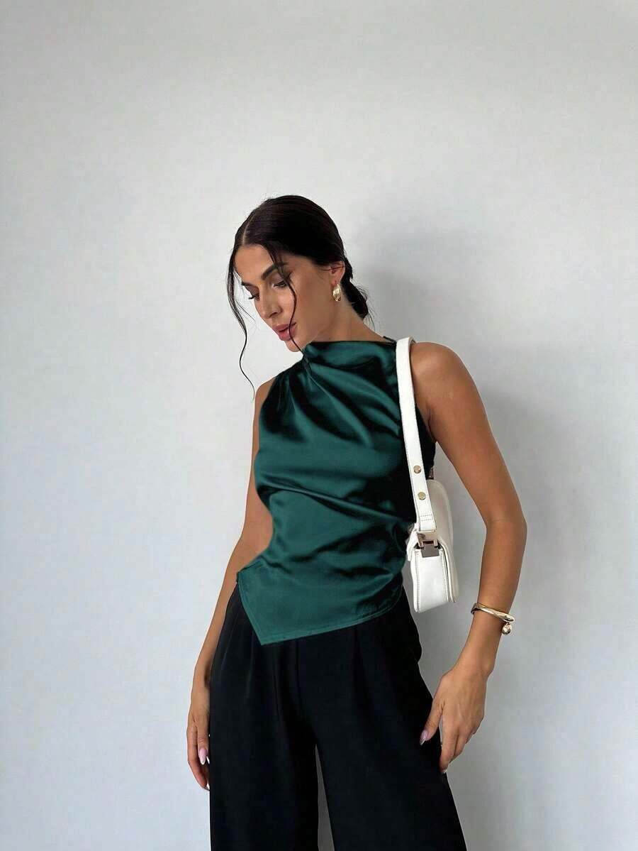 Blusa de satén elegante y minimalista para oficina con cuello plisado, sin mangas, bajo puntiagudo, color verde oscuro - Top de verano de satén verde - Verde Oscuro - Ver 1