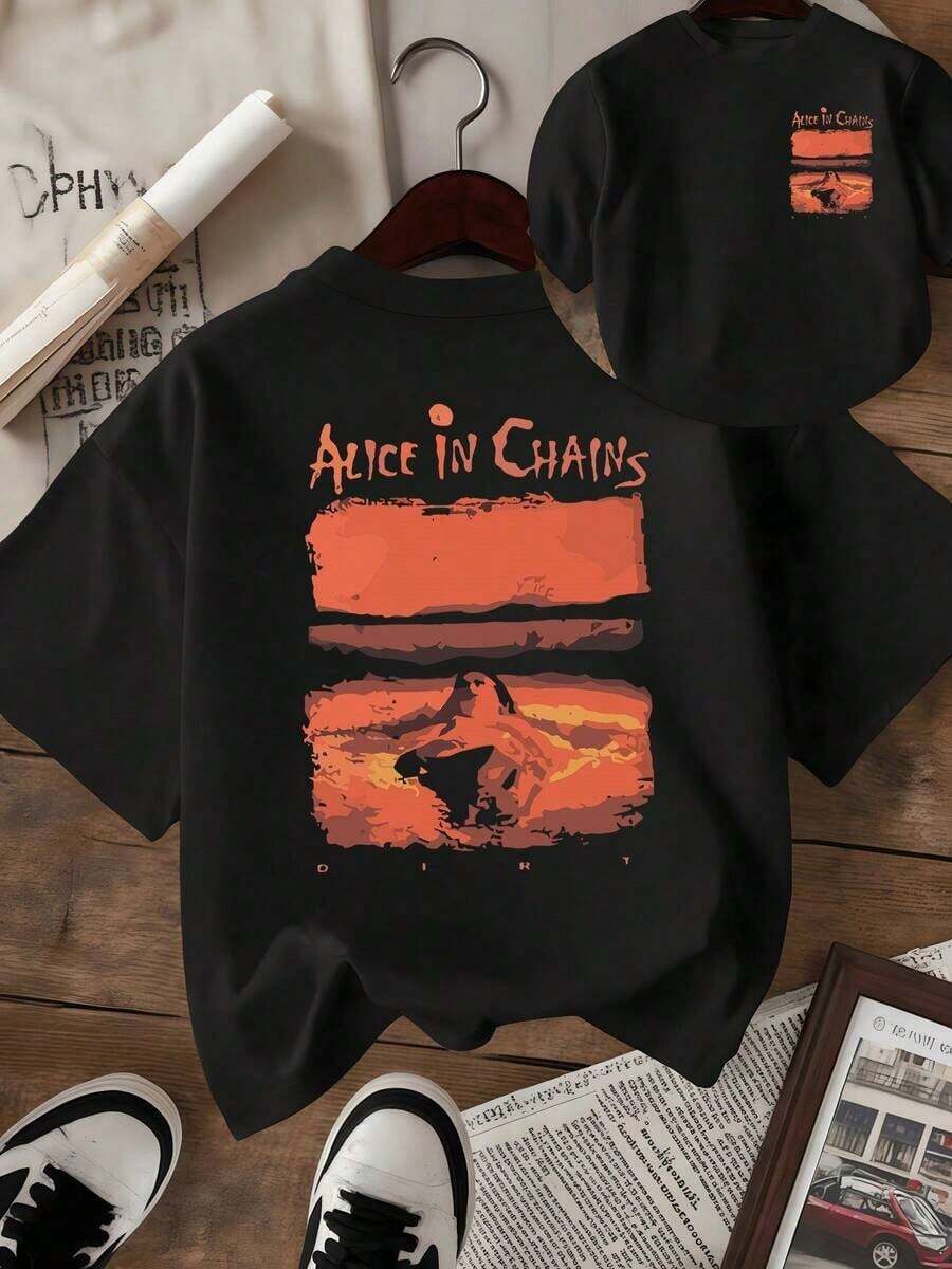 Figura de una mujer en tonos cálidos sobre un paisaje desértico que evoca fuerza libertad y conexión con la naturaleza camiseta de mujer roja casual moderna ajustada ideal para uso diario - Multicolor - Ver 1