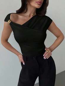 Camiseta ajustada con hombro asimétrico, cintura fruncida y decoración metálica, elegante y modesta para uso diario, color blanco, primavera/verano - Negro - Ver 2