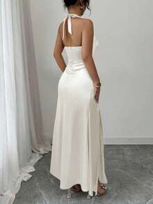 Vestido camisero elegante de color champagne, con tela de satén elástica y abertura lateral de largo maxi - Blanco - Ver 2