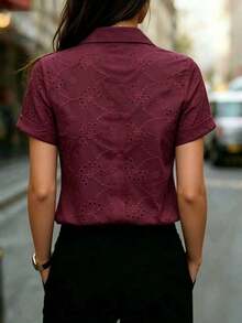 Blusa de mujer de unicolor de manga corta, semi-transparente de malla, con cuello de camisa y botones delanteros - Blusa casual de oficina de primavera y verano de poliéster ligero - Burdeos - Ver 4