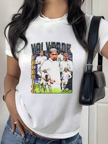 Jugadores en acción sobre fondo de estadio celebrando esfuerzo trabajo en equipo y espíritu deportivo reflejado en colores vivos y energía moderna camiseta de mujer casual cómoda para uso diario - Blanco - Ver 8