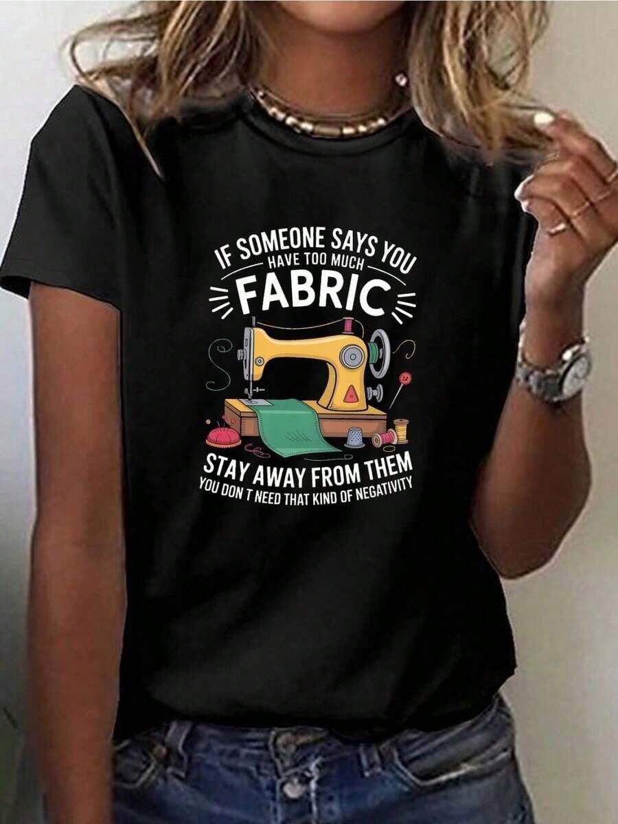 Women's T-Shirt With The Text 'IF SOMEONE SAYS YOU HAVE TOO MUCH FABRIC...' And Sewing Machine Graphic, Short Sleeve Black Cotton, Casual T-Shirt For Everyday Wear, 100% Cotton. - 黑色 - 查看 1