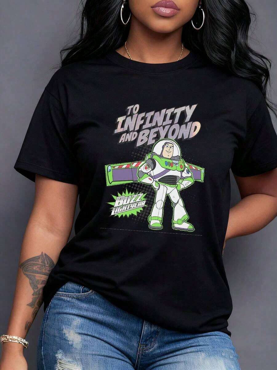 Figura de astronauta con traje futurista y frase inspiradora sobre alcanzar los sueños más allá de los límites camiseta para mujer moderna y cómoda con estampado motivacional,Camiseta de mujer elegante. - Negro - Ver 1