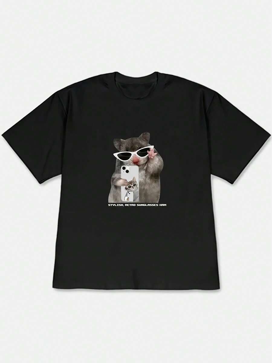Camiseta de manga corta con hombros caídos, que presenta una ilustración de un hámster con gafas de sol retro (sosteniendo un teléfono, con una funda de teléfono en forma de gato con gafas de sol) + la combinación de texto "STYLISH, RETRO Glasses HAM". Camiseta blanca de manga corta, moderna, genial y peculiar. Cómoda y agradable al tacto. Adecuada para salidas diarias para los amantes de los estilos modernos, geniales y peculiares. Camiseta de manga corta - Tejido ligero y suave.