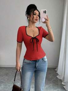 Raffinéa Camiseta ajustada de mujer con diseño de lazo de cuello en V de bloque de color estilo francés, top con lazo delantero rojo, top con cordones rojos, top sexy rojo, blusas de manga corta para mujer, últimas blusas para mujer, nuevos llegados - Rojo - Ver 5