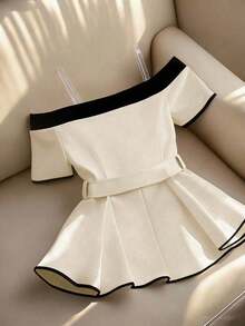 Blusa elegante y de moda para mujer, con diseño minimalista y versátil, con contraste de color negro y blanco, decoración de hebilla metálica y volantes en el bajo, para el verano - Albaricoque - Ver 2