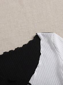 Camiseta casual de mujer con botones, mangas cortas y volantes de color contrastante - Blanco y Negro - Ver 3