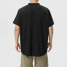 Nike Camiseta de manga corta para hombre, de secado rápido y con cuello tipo hoja. - Negro - Ver 2
