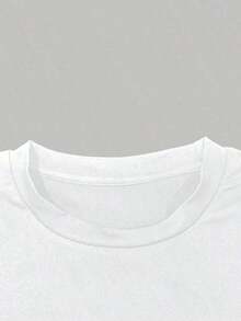 Camiseta corta de manga corta para mujer con estampado de copa de martini y trébol de San Patricio, con el eslogan "Mini Bit Lucky". Camiseta gráfica, camisetas gráficas para mujer, camiseta de verano, camiseta casual, informal. - Blanco - Ver 3