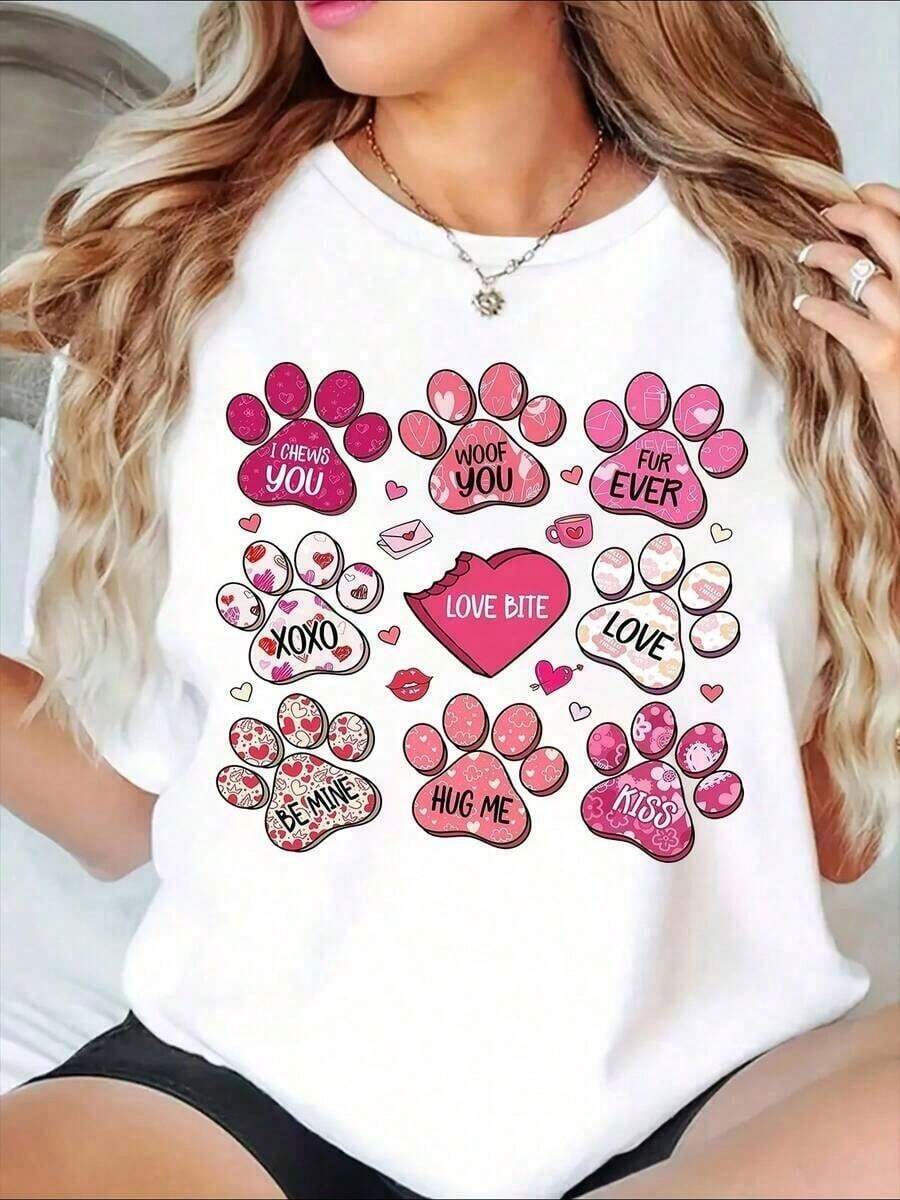 One-Piece Plus-Size Valentine's Day T-Shirt With Dog Paw Prints And Love Messages, Perfect For Dog Lovers. This Adorable Pet Design T-Shirt Features Romantic Phrases And Hearts, Making It Ideal For Valentine's Day And Pet Owners. Made From 180g Soft Cotton. - White2 - 查看 1