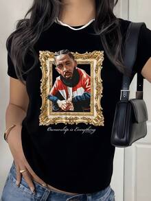 Retrato simbólico dentro de un marco dorado representa el poder de la autoconfianza y la fuerza interior combinando arte urbano y elegancia moderna camiseta de mujer moderna casual - Negro - Ver 1