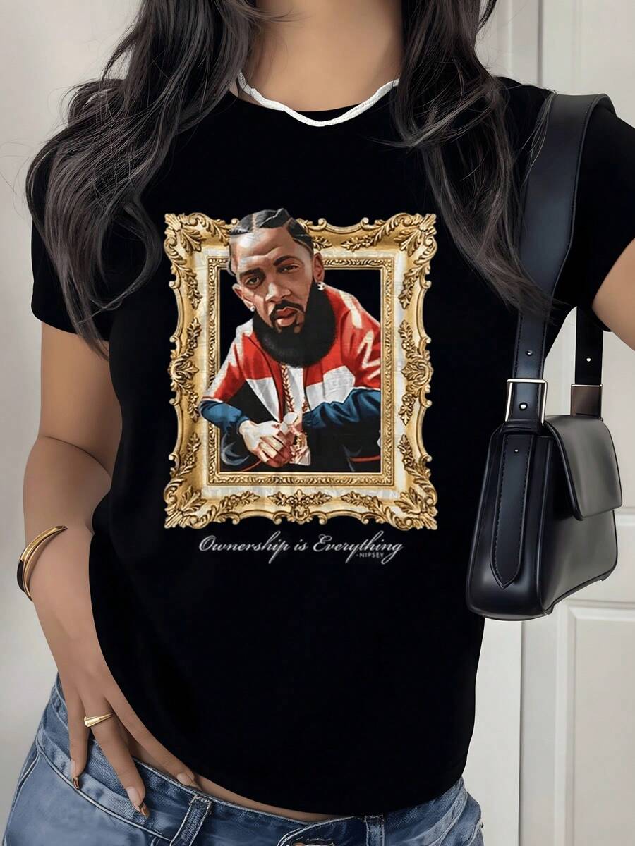 Retrato simbólico dentro de un marco dorado representa el poder de la autoconfianza y la fuerza interior combinando arte urbano y elegancia moderna camiseta de mujer moderna casual - Negro - Ver 1
