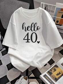 Short Sleeves. The Print Features The Phrase "Hello 40" In Elegant Typography And A Small Heart, Conveying Joy, Celebration, And Confidence In This New Stage Of Life, Showcasing A Positive And Modern Attitude. This Women's T-Shirt Is 100% Cotton, Comfortable And Soft, Ideal For Birthdays Or Special Gifts. Leisure. - 白色 - 查看 2