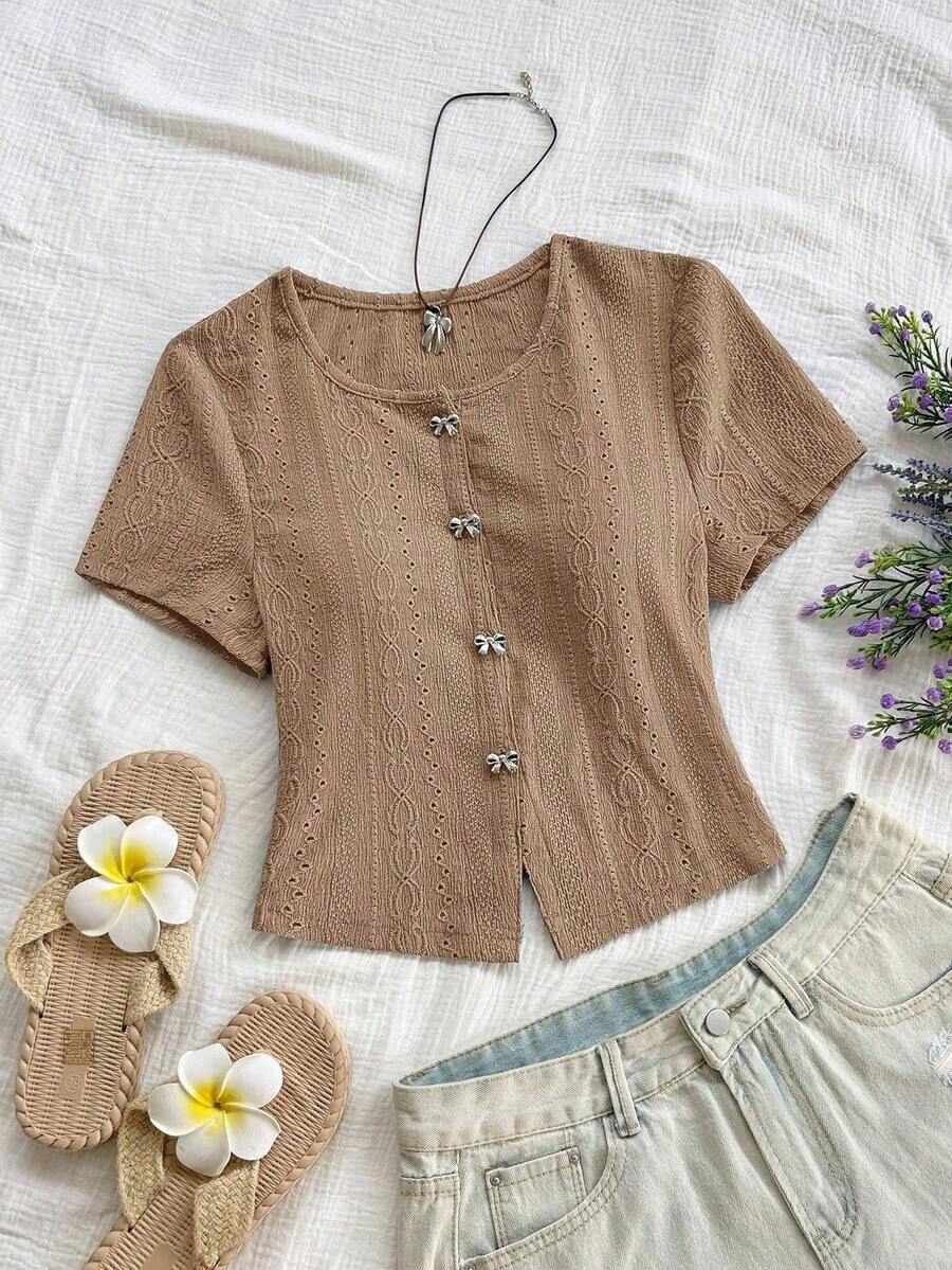 Blusa casual de mujer con manga corta, bordado de malla y lazo con botón - Caqui - Ver 1