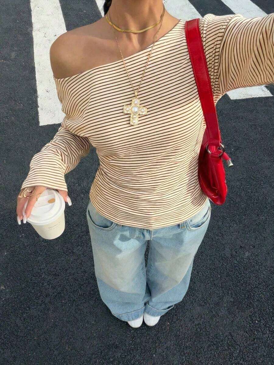 Camiseta ajustada con hombro asimétrico a rayas para mujeres, ideal para vacaciones de verano - Caqui - Ver 1
