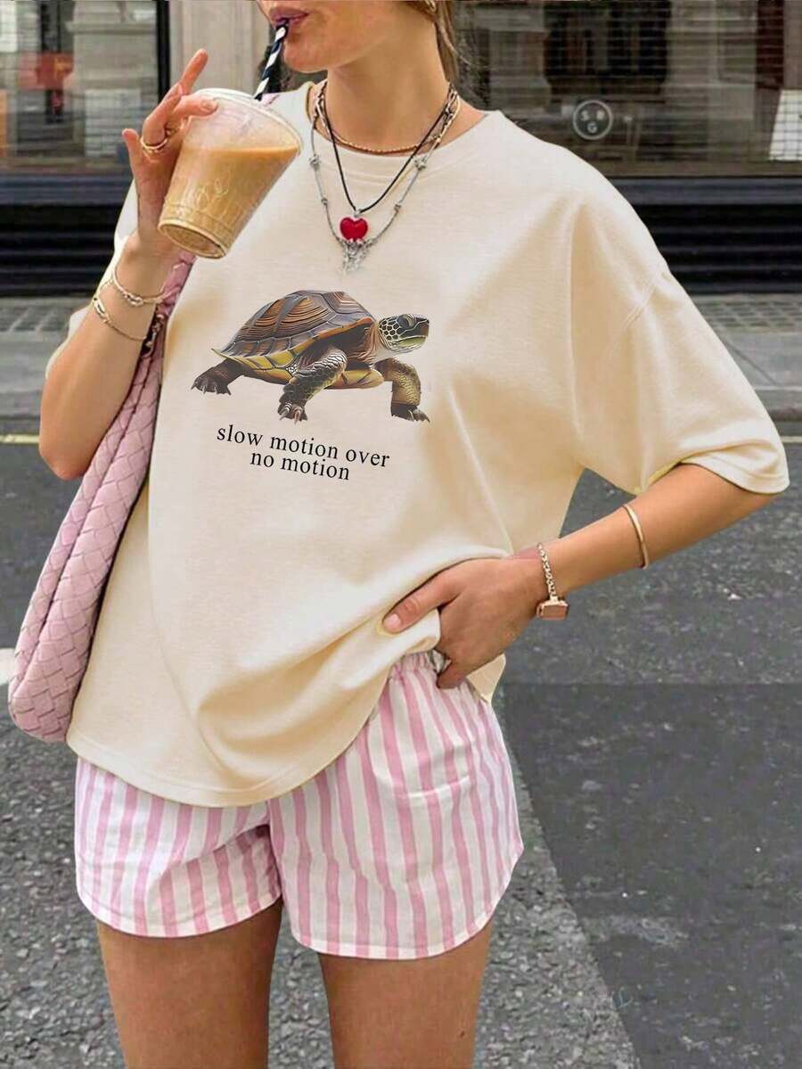 Women's Cream-Colored Oversized Summer T-Shirt With "Dolce Vibes Only" And Lobster Print. Casual Cream Short-Sleeved T-Shirt With The Phrase "Dolce Vibes Only", Ideal For Summer Looks. - YH490-杏色 - 查看 1