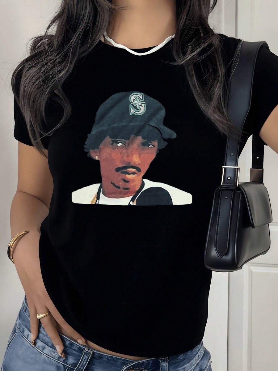 Artistic Face With A Modern Cap Symbolizing A Free Attitude And Urban Personality, Showing Confidence And Positive Energy. Ideal For Those Who Love Casual Fashion. Stylish And Comfortable Women's T-Shirt For Everyday Wear. - 黑色 - 查看 1