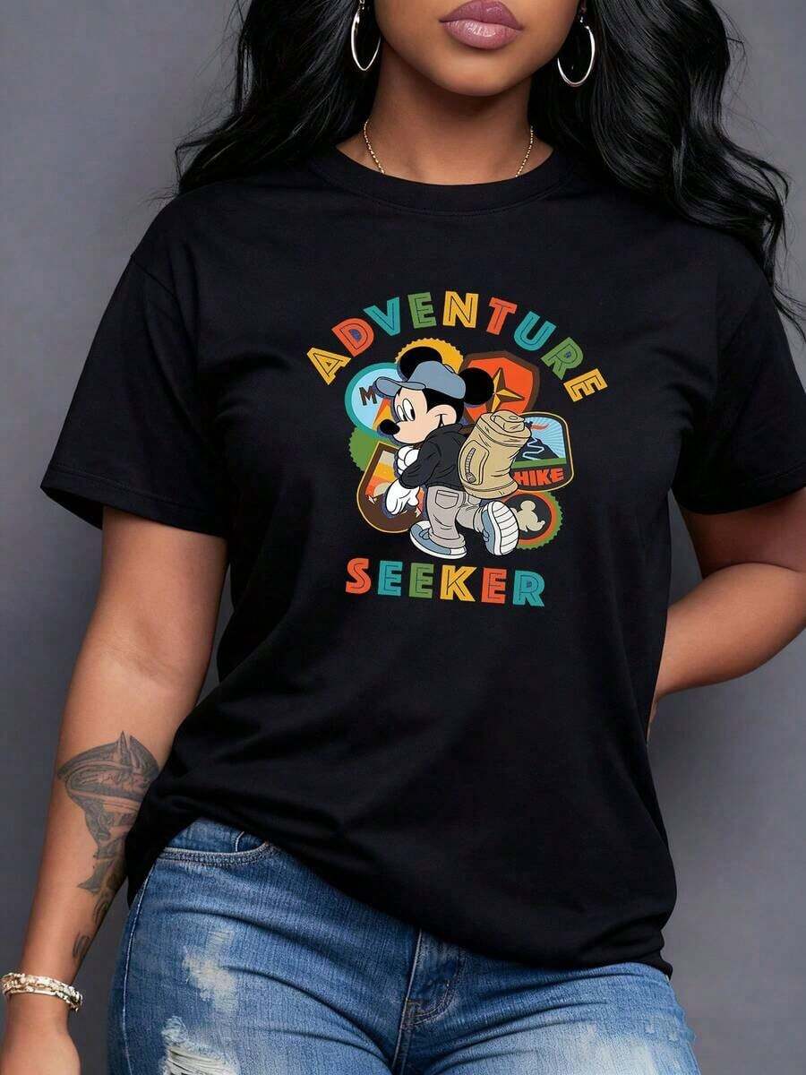 Figura colorida que muestra un explorador animado con mochila rodeado de símbolos de montaña y aventura que transmiten energía positiva y espíritu viajero camiseta para mujer casual cómoda de corte moderno,Camiseta de mujer elegante. - Negro - Ver 1