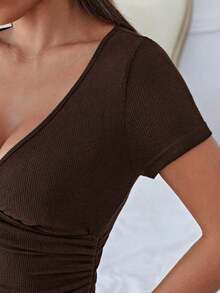 Camiseta ajustada de manga corta con cuello en V y fruncido de unicolor - Marrón - Ver 4