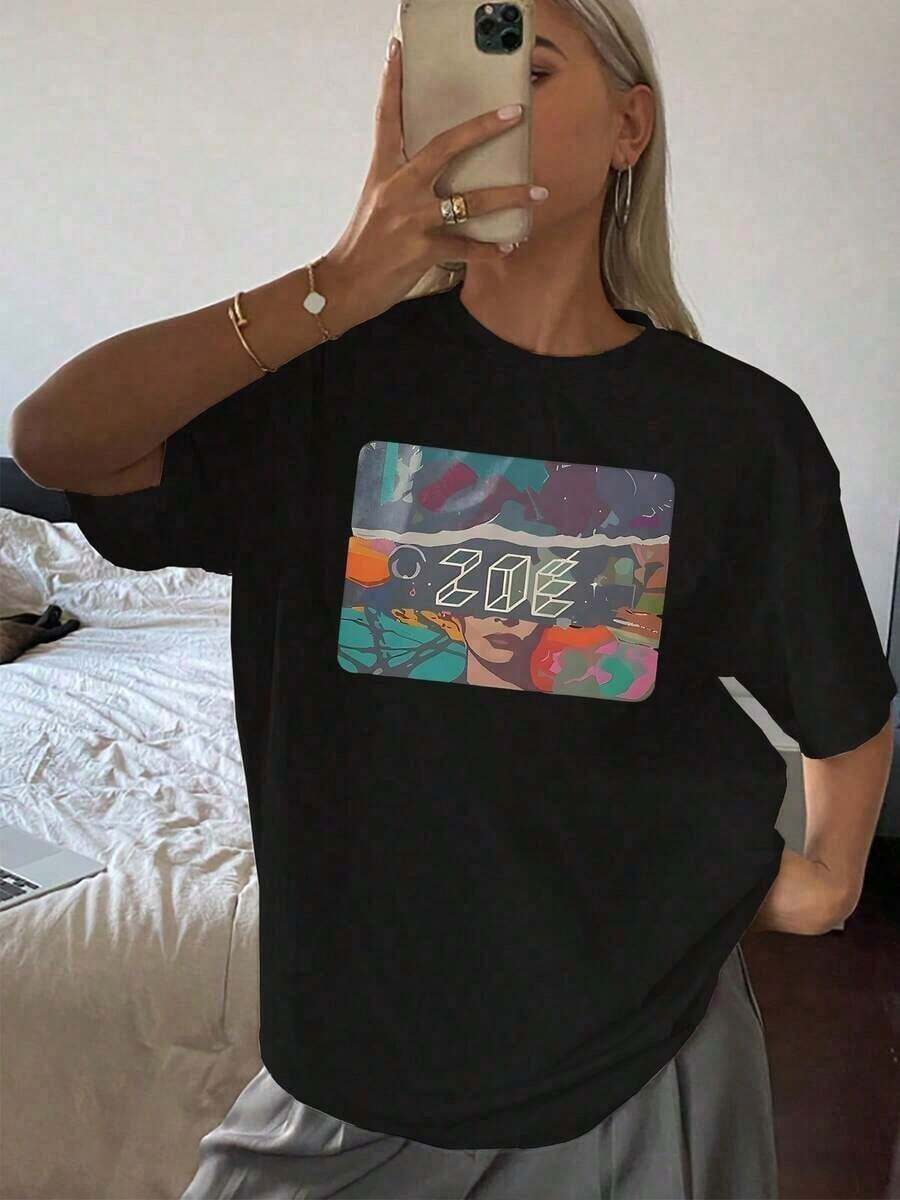 A Mysterious Female Face, Half-Hidden Behind Layers Of Vibrant Abstract Art And Geometric Shapes, The Enigmatic Word ZOÉ In 3D Effect Expresses Individuality And Modernity. Women's 100% Cotton T-Shirt. Suitable As A Gift. Women's T-Shirt. Elegant Blouses. Boho Chic Blouses. 100% Cotton. Beautiful. - 黑色 - 查看 1