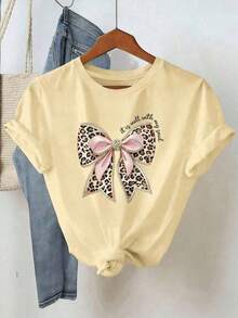 Almacén local, una camiseta de manga corta para mujer con estilo retro americano, de corte holgado y diseño estampado (los pantalones son solo para sugerencias de estilo). Esta pieza sencilla y elegante presenta un patrón de letras impresas con temática tropical, lo que la convierte en un elemento imprescindible para crear un look relajado de vacaciones, perfecto para ocasiones como el Día del Trabajo y el Día de la Independencia de México. - Beis - Ver 2