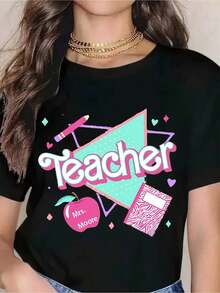 Camiseta de manga corta personalizada para maestros con diseño de manzana y libro, nombre personalizado para la Sra. Moore, regalo divertido y colorido para maestros, ideal para el regreso a clases, el Día del Maestro o la celebración del Día del Maestro en verano. - Negro - Ver 1