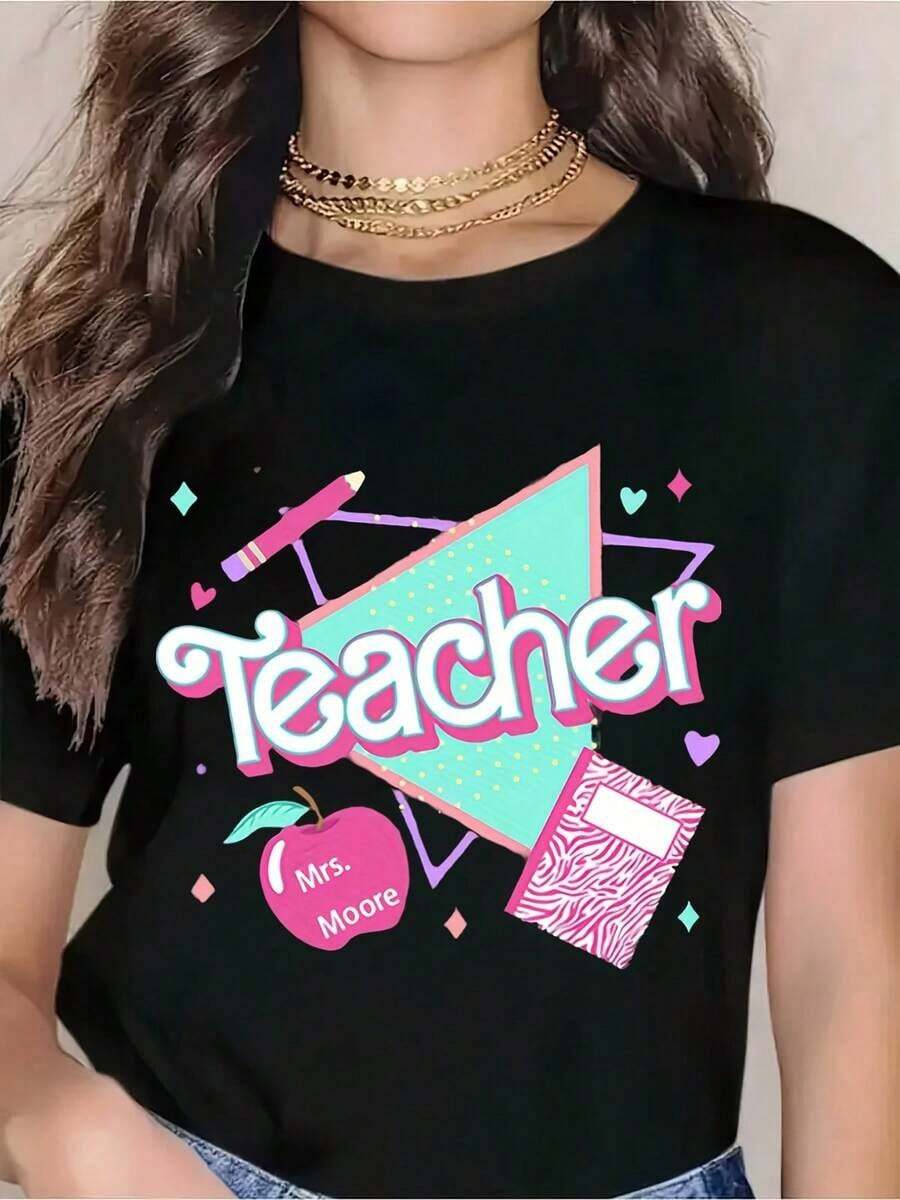 Camiseta de manga corta personalizada para maestros con diseño de manzana y libro, nombre personalizado para la Sra. Moore, regalo divertido y colorido para maestros, ideal para el regreso a clases, el Día del Maestro o la celebración del Día del Maestro en verano. - Negro - Ver 1