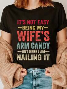 Altamente recomendado: Camiseta casual 100% algodón. "No es fácil ser el centro de atención de mi esposa" - Camiseta divertida para esposo. Fácil de combinar. - Negro - Ver 1