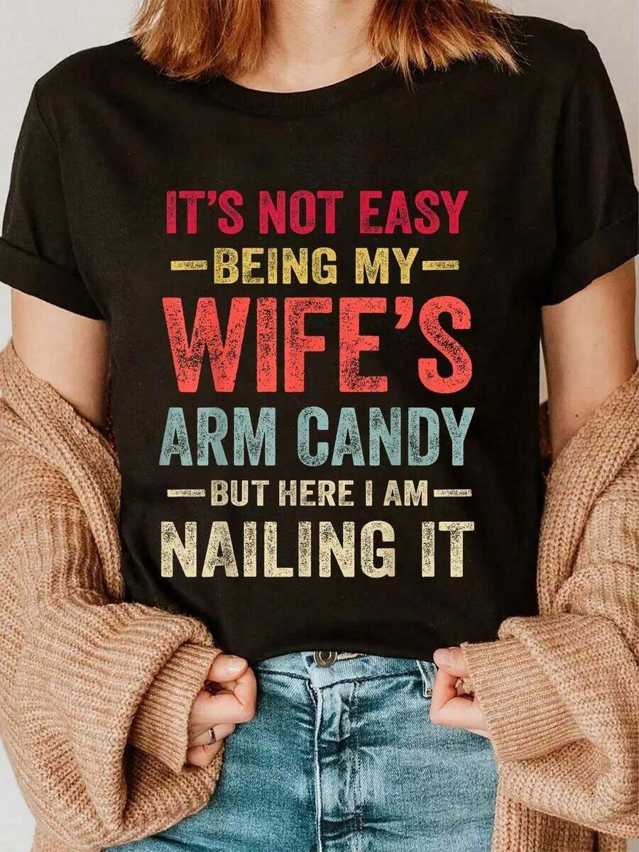 Altamente recomendado: Camiseta casual 100% algodón. "No es fácil ser el centro de atención de mi esposa" - Camiseta divertida para esposo. Fácil de combinar. - Negro - Ver 1
