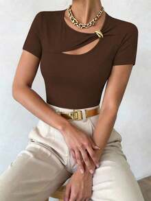 Blusa negra de manga corta con escote asimétrico y decoración metálica hueca, para primavera/verano - Marrón - Ver 7