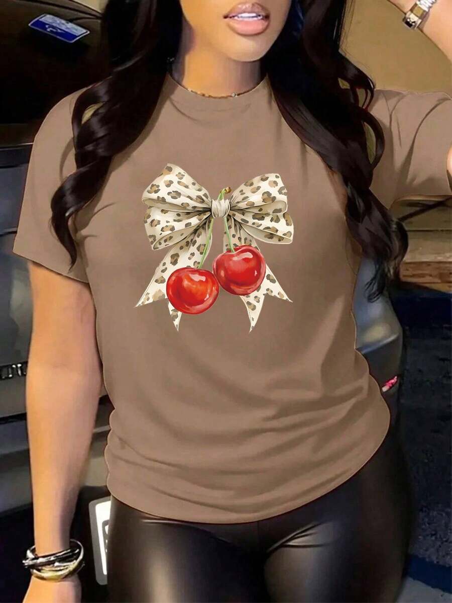 Camiseta oversize marrón de verano para mujer con estampado de lazo de leopardo y cerezas Playera holgada de cuello redondo con diseño de lazo animal print y cerezas rojas - YH336-Marrón - Ver 1