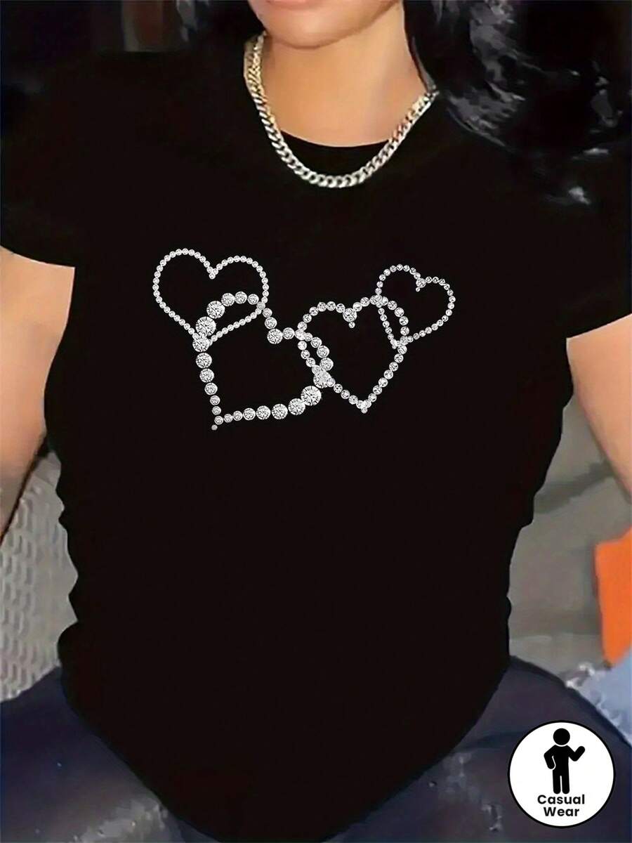 Premium Polyester T-Shirt With A Restaurant-Style Rhinestone Heart Design. Made From Lightweight, Durable Fabric, It Offers A Comfortable Fit, Perfect For Casual Dining And Everyday Wear. This Fashionable Garment Creates A Charming And Effortlessly Stylish Look For Women. New Arrival. - 黑色 - 查看 1