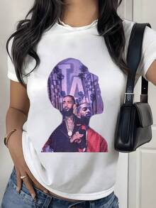 Silueta urbana que refleja la esencia de Los Ángeles con palmeras al atardecer y una figura en tonos violeta y rojo que simboliza libertad y expresión contemporánea camiseta de mujer moderna con estilo casual elegante - Blanco - Ver 8
