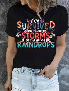 Elegant Daily Top es una camiseta para mujer con la impresión "He resistido demasiadas tormentas". Presenta un diseño de cuello redondo suave y transpirable, lo que la convierte en una camiseta de manga corta perfecta para el uso diario en primavera y verano. Es lavable a máquina y tiene un corte ajustado, lo que la convierte en una camiseta elegante y a la moda. - Negro - Ver 1