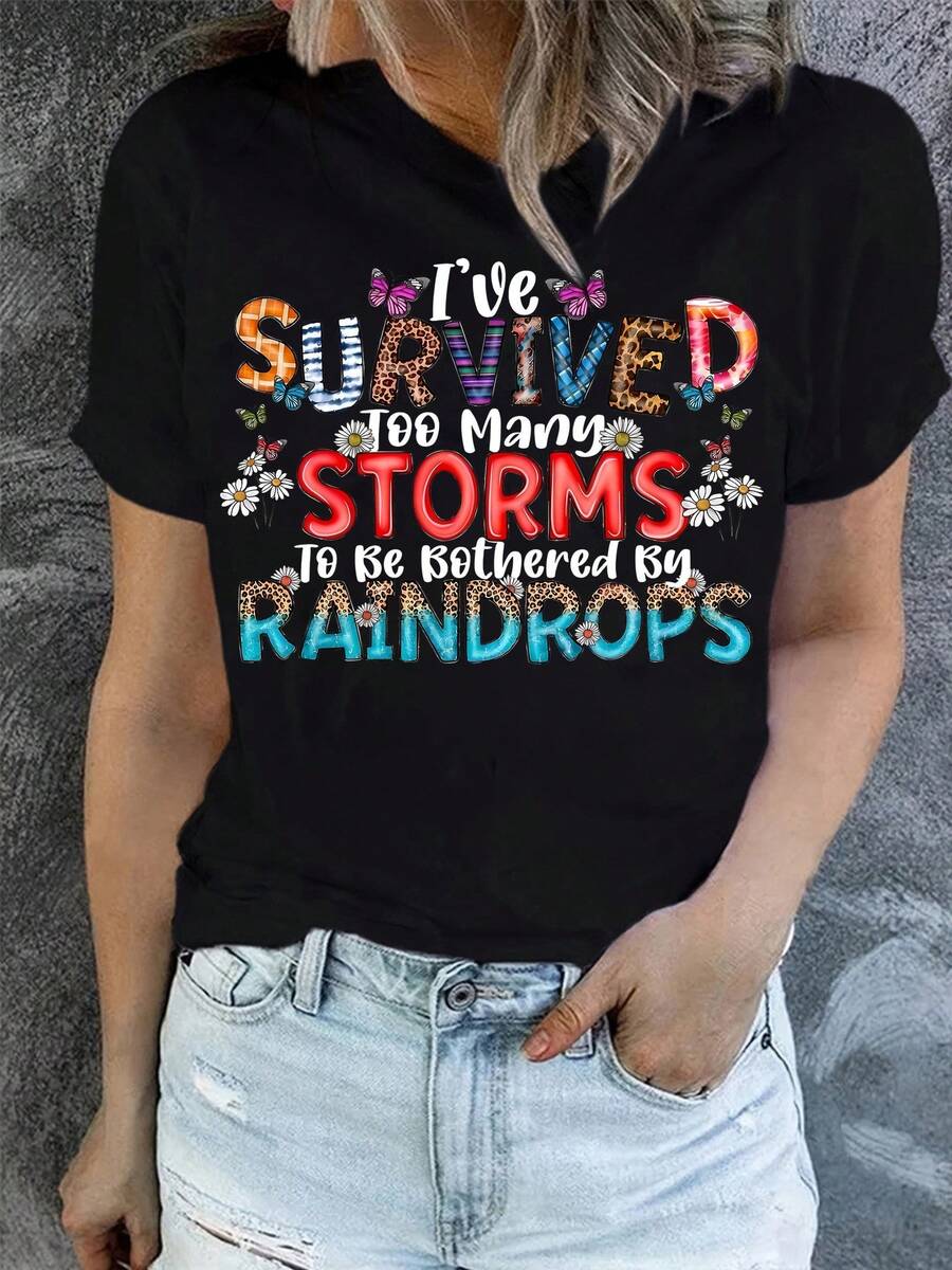 Elegant Daily Top es una camiseta para mujer con la impresión "He resistido demasiadas tormentas". Presenta un diseño de cuello redondo suave y transpirable, lo que la convierte en una camiseta de manga corta perfecta para el uso diario en primavera y verano. Es lavable a máquina y tiene un corte ajustado, lo que la convierte en una camiseta elegante y a la moda. - Negro - Ver 1