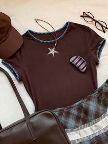 2026 Nueva Moda Camiseta Casual Versátil de Mujer con Cuello Redondo y Mangas Cortas, Contraste de Ribete, Top de Verano, Ropa de Primavera para Exteriores, Top Beige Casual Y2K - Marrón - Ver 3