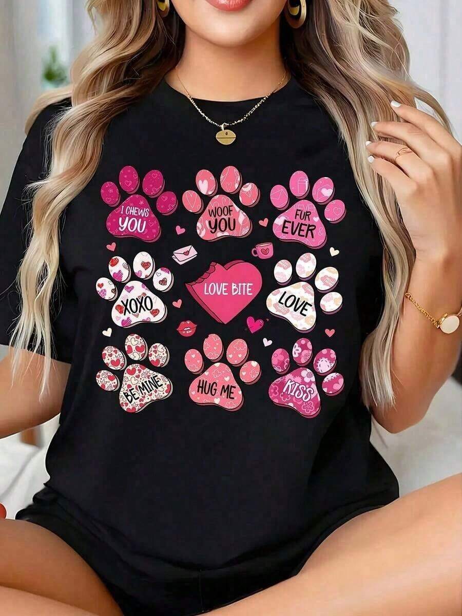 One-Piece Plus-Size Valentine's Day T-Shirt With Dog Paw Prints And Love Messages, Perfect For Dog Lovers. This Adorable Pet Design T-Shirt Features Romantic Phrases And Hearts, Making It Ideal For Valentine's Day And Pet Owners. Made From 180g Soft Cotton. - 黑3 - 查看 1