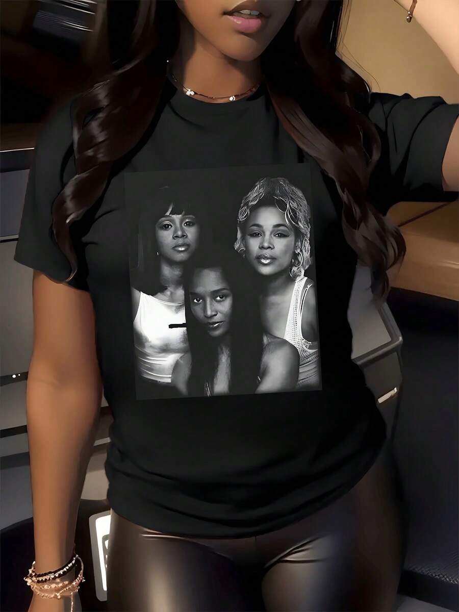 Retrato artístico que refleja fuerza y conexión entre mujeres mostrando miradas seguras y actitud contemporánea en tonos monocromáticos camiseta de mujer casual para uso urbano elegante - Negro - Ver 1