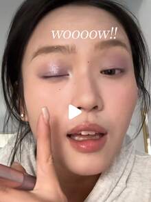 EUNARZ 持久亮泽双头唇膏。高显色度裸色和透明双色亮泽配方，打造Y2K闪耀妆容，滋润保湿。适合作为生日和母亲节礼物，也是派对妆容的必备单品。最佳颜色 - #DL01 CHAMPAGNE BUBBLES - 查看 6