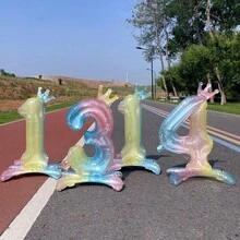 32英寸彩虹渐变自立数字气球（0-9），是生日派对、周年纪念、婚礼、圣诞节和户外活动的理想装饰。 - 站立數字氣球 - 查看 2