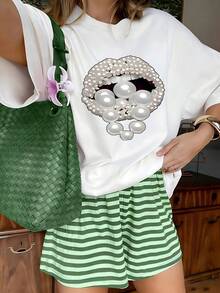 Elegant 3D Pearl Lips Pendant Graphic T-Shirt, 100% Cotton Oversized Soft Glamorous Tee, Casual Crewneck Top for Brunch Dates & Fashion Enthusiasts - Blanco - Ver 2
