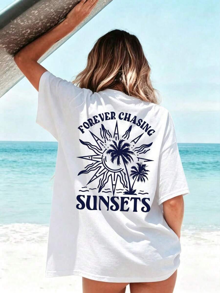 Playera Oversize Mujer "Forever Chasing Sunsets" - Blanca con Estampado Tropical de Palmeras y Sol UISP - Blanco - Ver 1