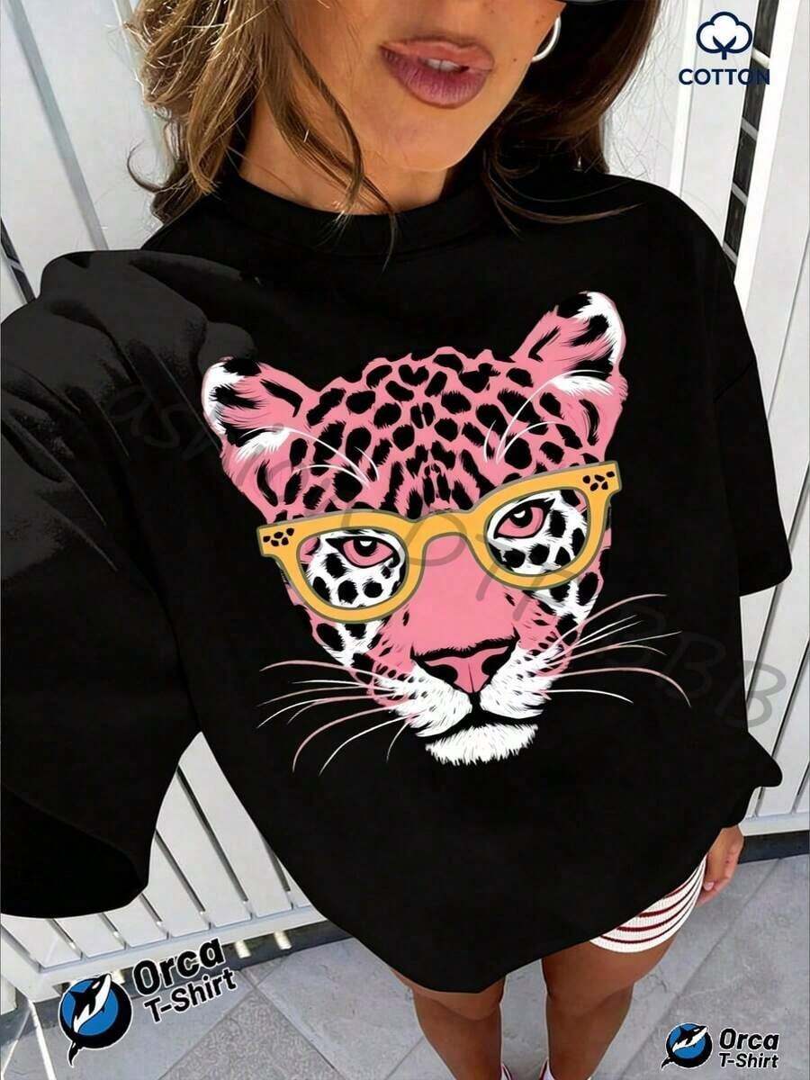 Camiseta suave 100% algodón, estampado de leopardo rosa, gafas con montura amarilla y estampado de cabeza de guepardo, camiseta de corte regular, tela 100% algodón, 180 gramos, marca Orca, adecuada para uso casual, salidas al aire libre, deportes, vacaciones, regalos y otras ocasiones. Nuevo Modelo 2026: Conjuntos de Vacaciones para Mujer, Ropa de Verano, Atuendo para Conciertos, Ropa para Conciertos Country, Camiseta de Algodón Transpirable, Versátil y Fresca - Negro - Ver 1