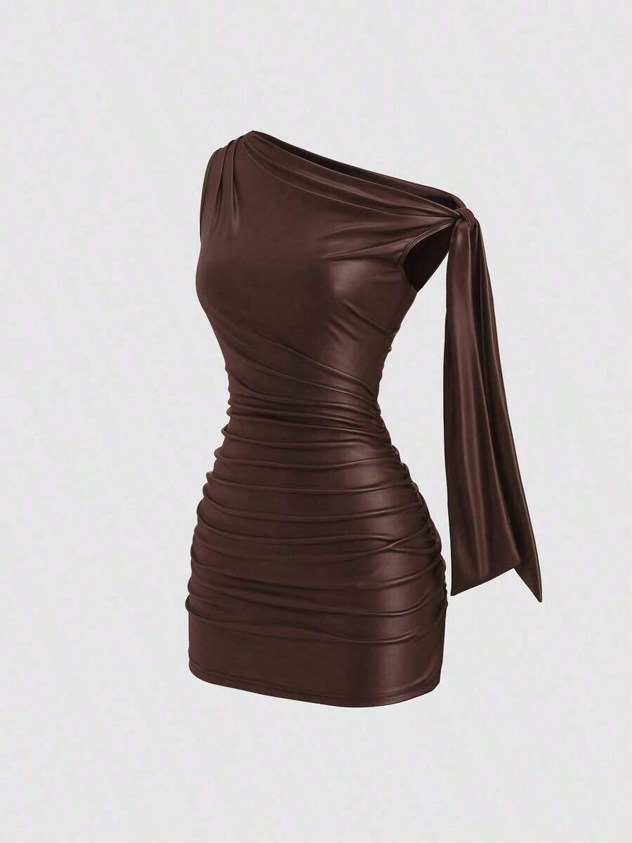 Nuevo vestido mini de verano de ajuste ceñido con cuello asimétrico, cintura fruncida y detalles de volantes laterales, en tela elástica con revestimiento de color vino tinto, adecuado para club, fiesta, cóctel y uso diario - Café integral - Ver 1