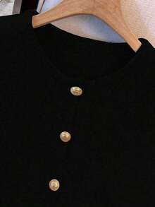 1 pieza Chaleco de punto de mujer minimalista de unicolor con botón de metal suave, parte superior casual versátil, suéter de moda de cuello redondo - Negro - Ver 3