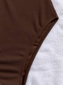 Traje de baño de una sola pieza para mujer, diseño de cortes circulares con cruce de bandas y decoración de estrellas de mar metálica, que proporciona control de abdomen - Marrón Chocolate - Ver 3