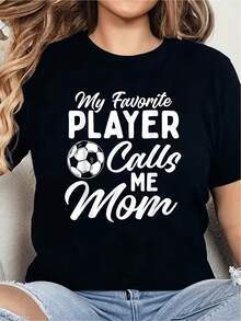 Blusa casual mujer, blusas casuales, blusas, tops básicos y tops de mujer, playeras de mujer y playeras de mujer algodon, blusas casuales para dama, luce con orgullo esta playera para mamás de futbolistas, con frase "My Favorite Player Calls Me Mom" y balón, ideal para mostrar tu apoyo incondicional a tu atleta. - Negro - Ver 1